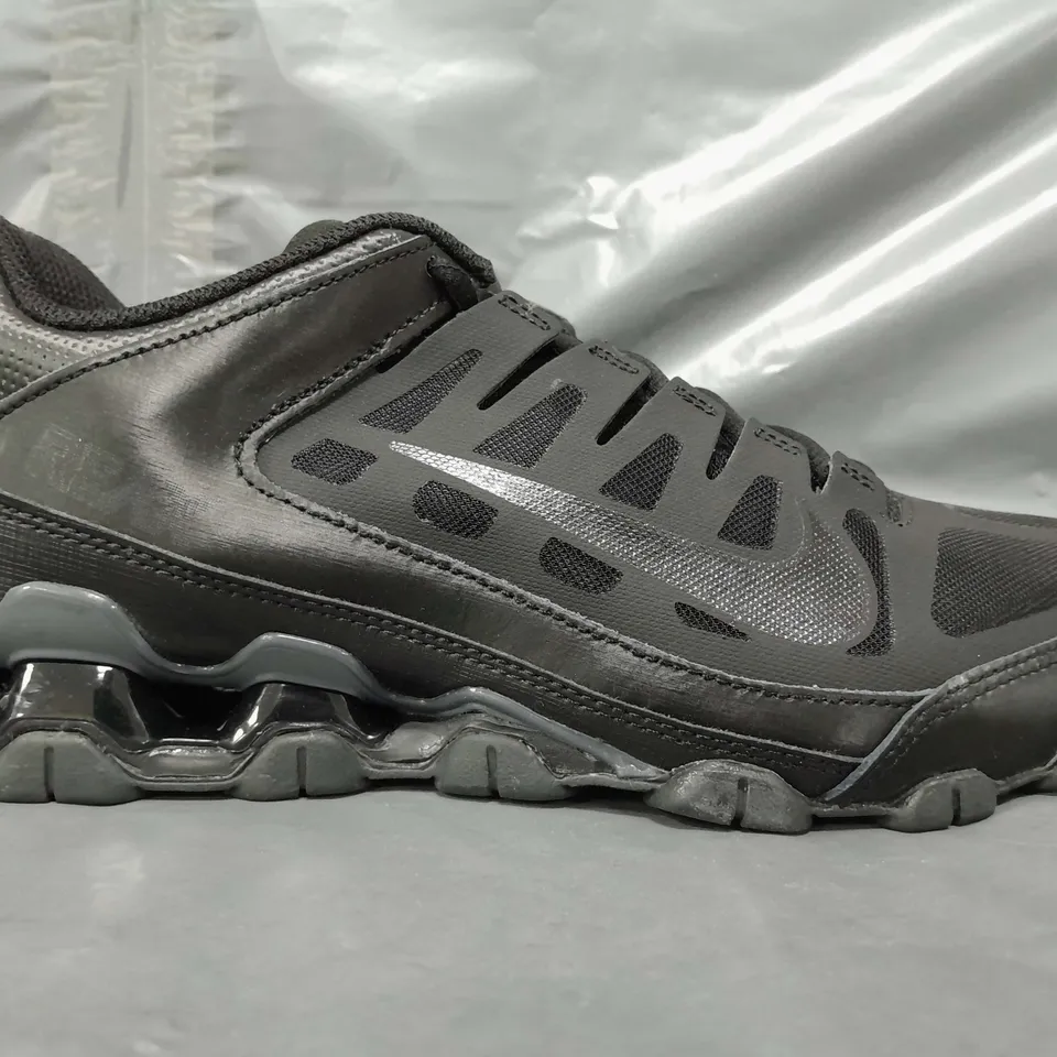 BOXED PAIR OF NIKE REAX 8 TRAINERS IN BLACK UK SIZE 8