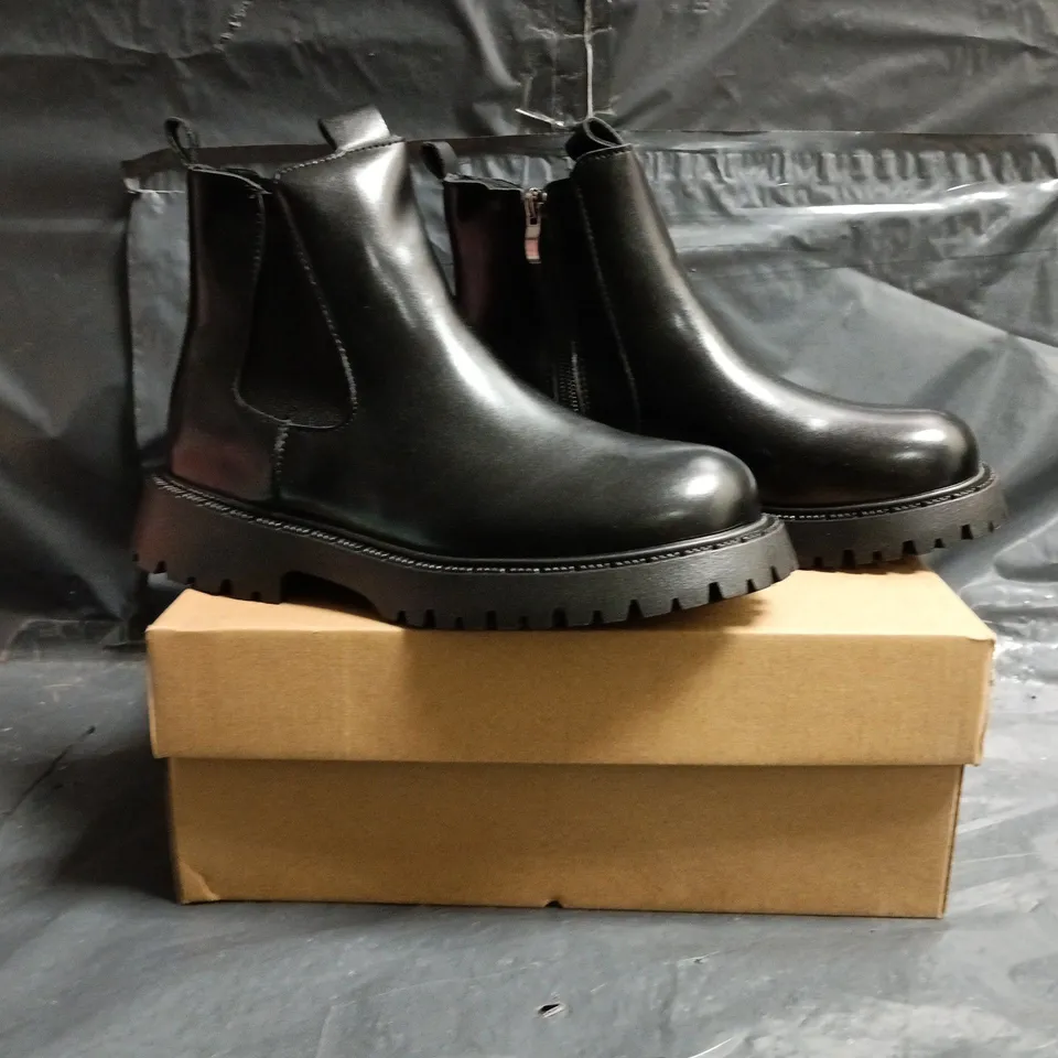 BOXED PAIR OF UNBRANDED CHELSEA ANKLE BOOTS IN BLACK SIZE EU 35