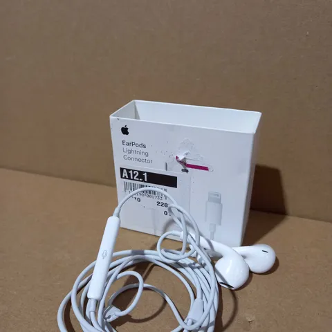 APPLE EARPODS WITH LIGHTENING CONNECTOR