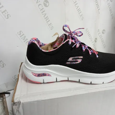 SKETCHERS ARCH FIT TRAINER SIZE 5
