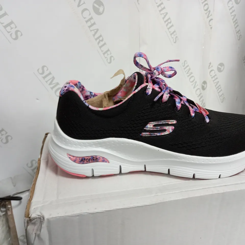 SKETCHERS ARCH FIT TRAINER SIZE 5