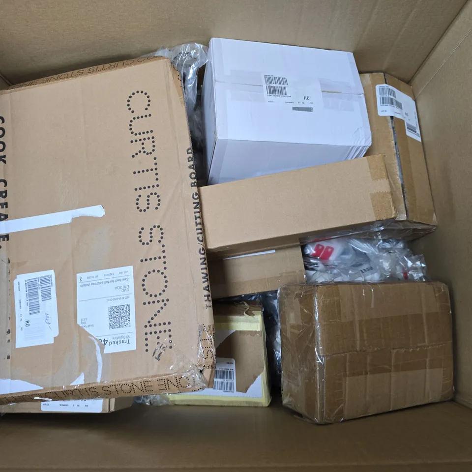 APPROXIMATELY 12 ASSORTED HOUSEHOLD GOODS TO INCLUDE - OSPREY PURSE, COZEE HOME, AND GROOVZ EARBUDS ETC. - COLLECTION ONLY 