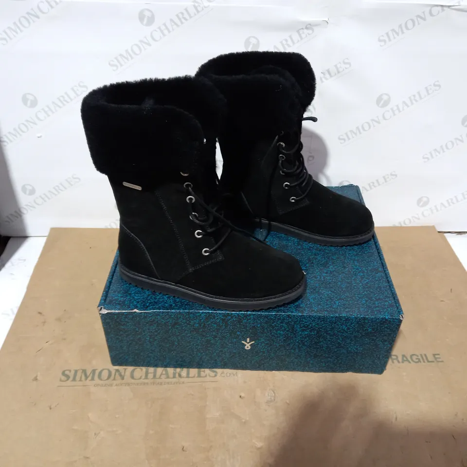 BOX OF APPROXIMATELY 8 ASSORTED EMU AUSTRALIA FOOTWEAR ITEMS IN VARIOS TYPES, COLOURS AND SIZES
