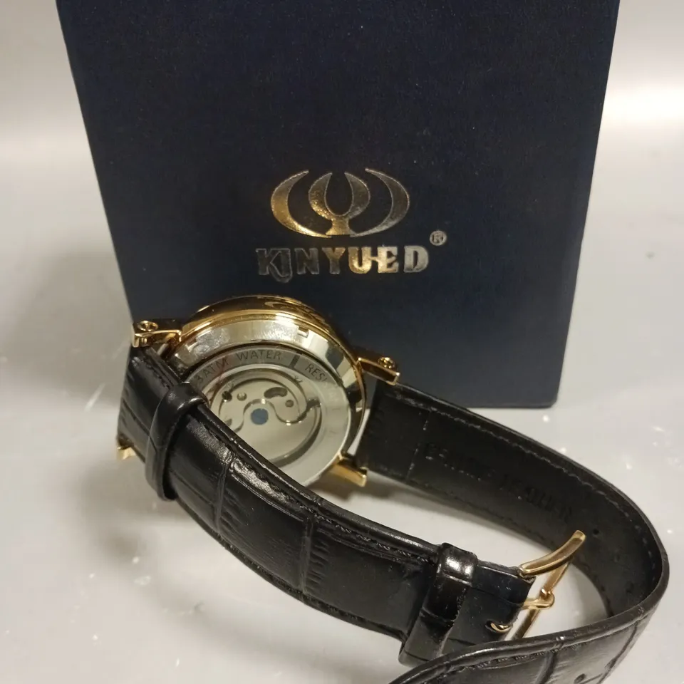 KINYUED EXHIBITION CASE SPORTS CHRONOGRAPH WATCH  