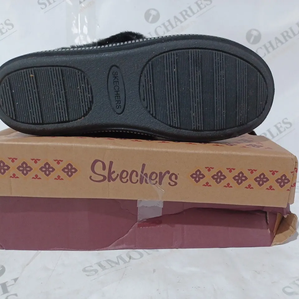 BOXED PAIR OF SKECHERS COZY SLIPPERS IN BLACK SIZE 4.5