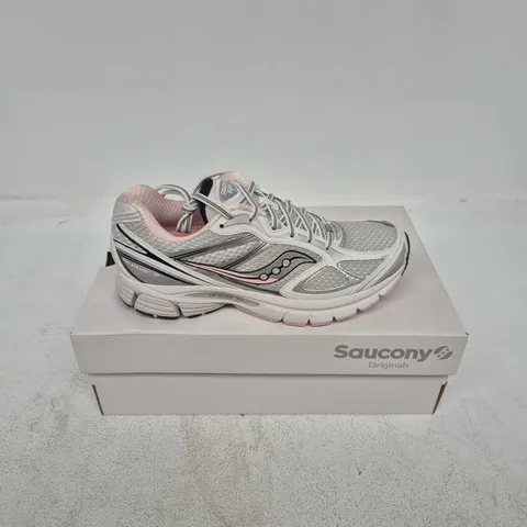 BOXED PAIR OF SAUCONY ORIGINALS PROGRID GUIDE 7 TRAINERS IN WHITE/PINK - UK 7