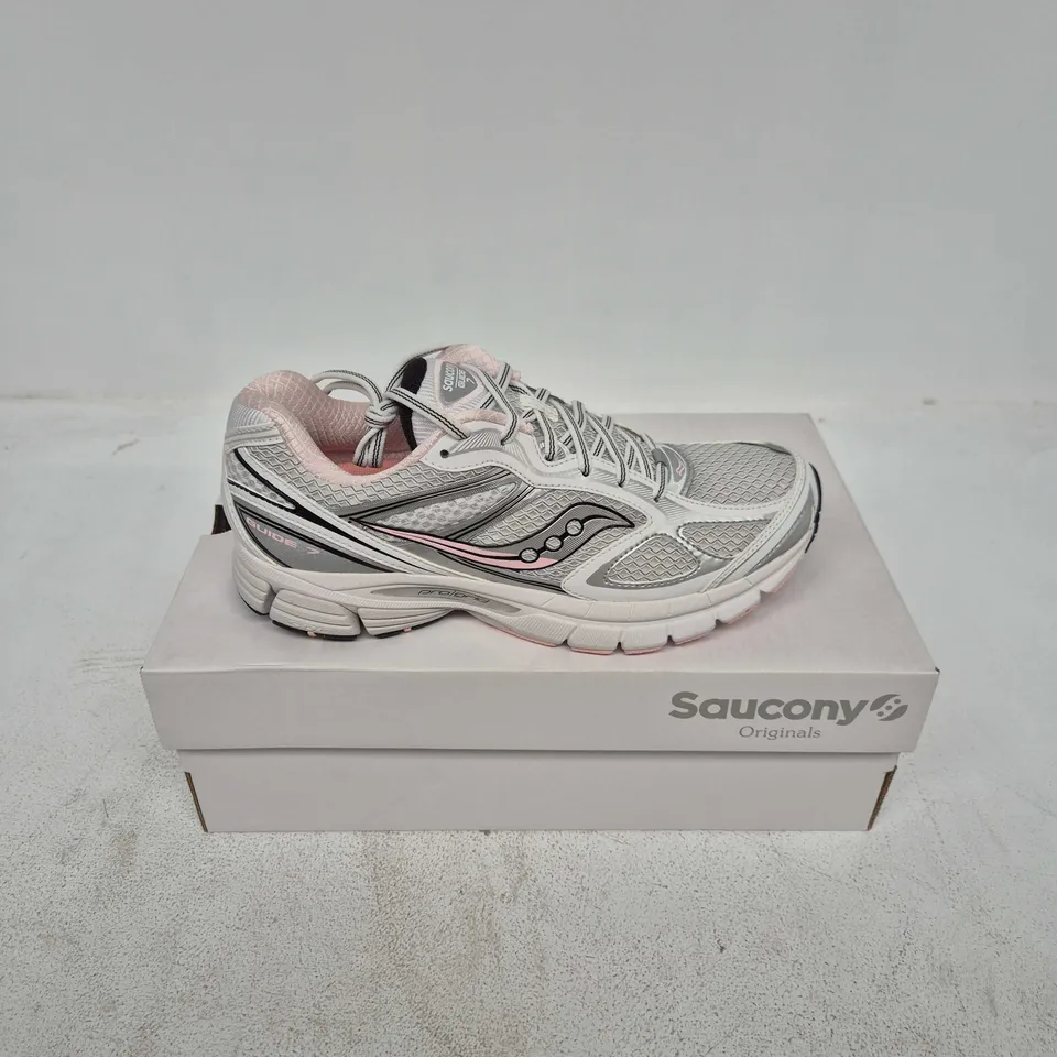 BOXED PAIR OF SAUCONY ORIGINALS PROGRID GUIDE 7 TRAINERS IN WHITE/PINK - UK 7