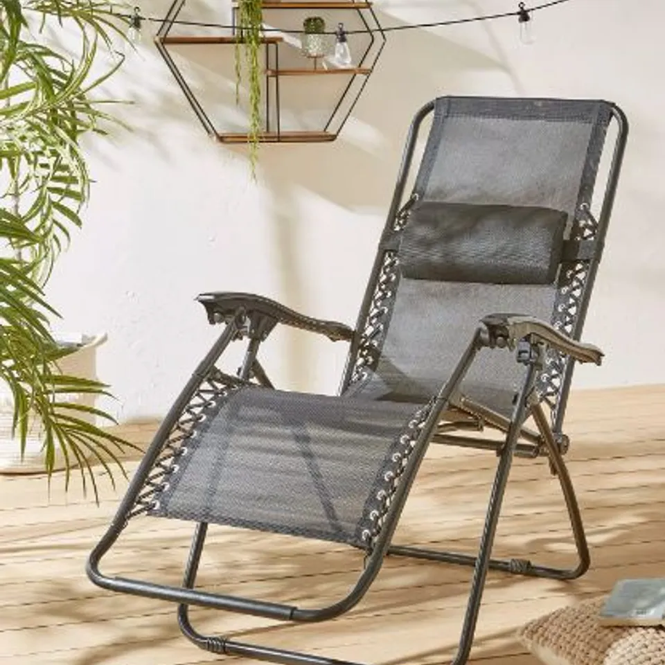 BOXED LUXURY RELAXER CHAIR BLACK RRP £44.99
