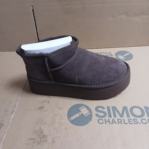 UGG WOMEN'S SUEDE BOOTS IN CANVAS BAG SIZE 37 BOXED