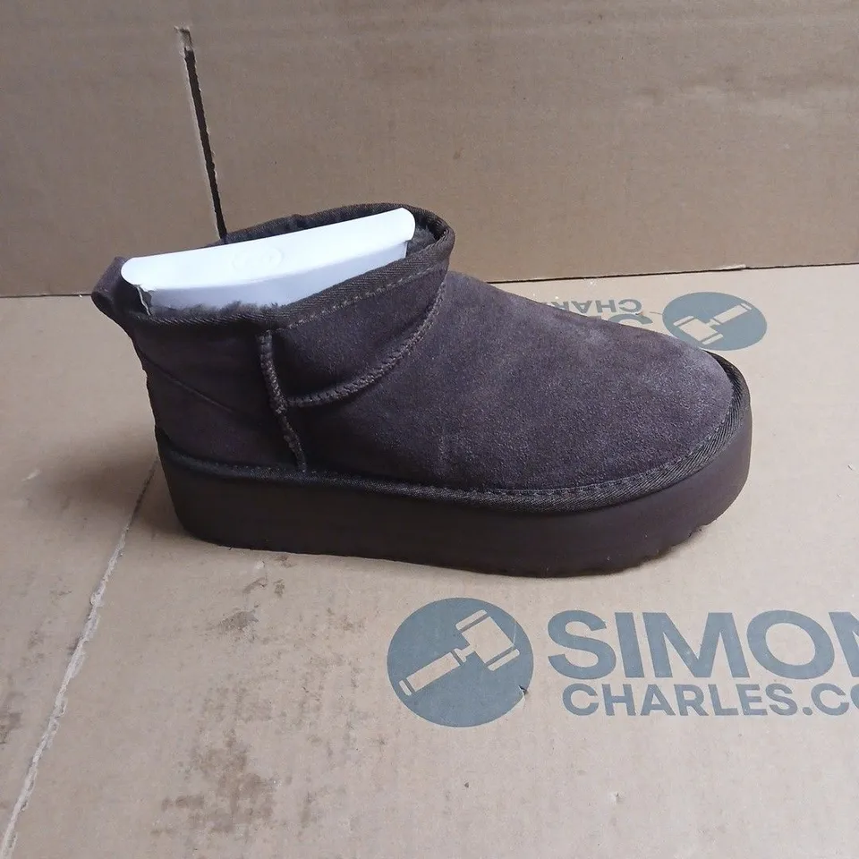 UGG WOMEN'S SUEDE BOOTS IN CANVAS BAG SIZE 37 BOXED