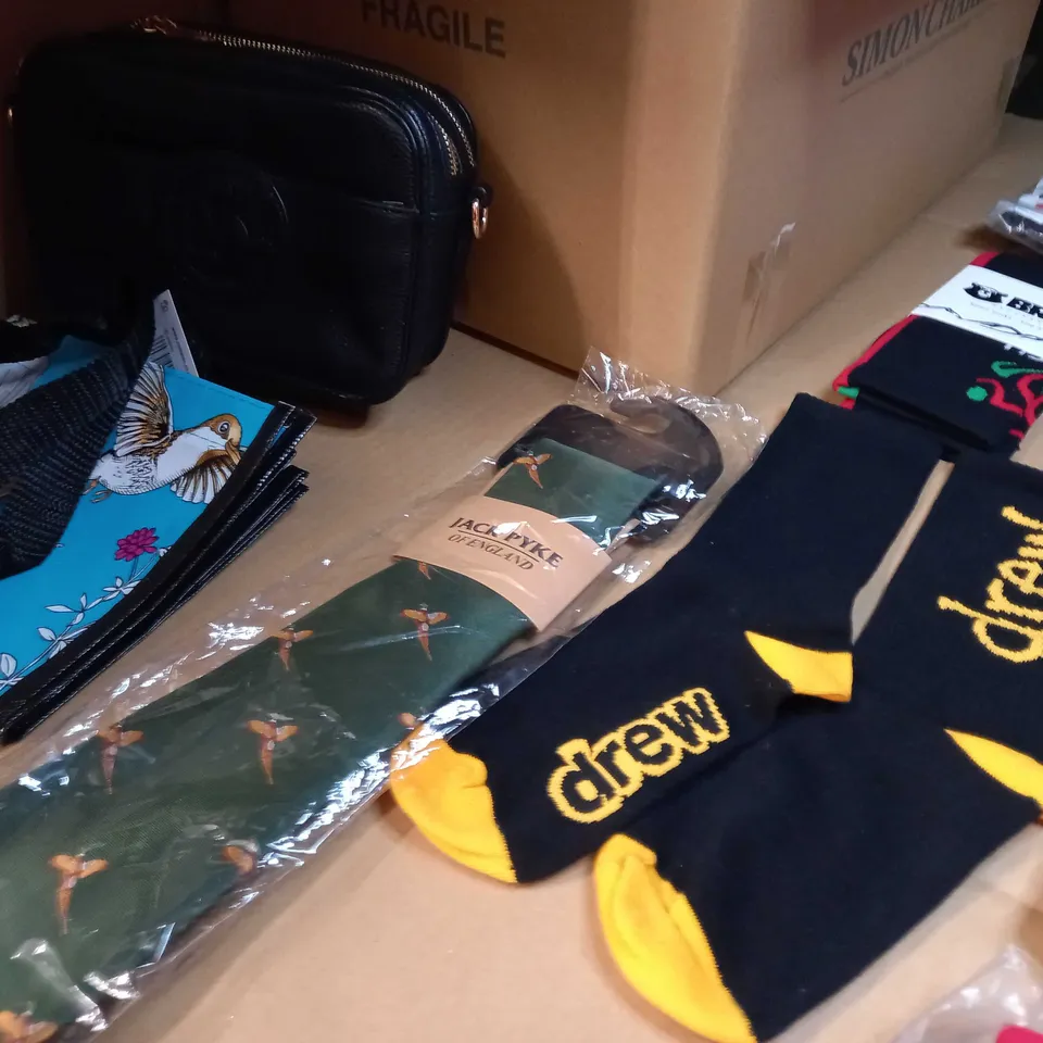LOT OF APPROX. 15 ASSORTED CLOTHING ACCESSORIES  IN VARYING SIZES/COLOURS/STYLES TO INCLUDE: SOCKS,BAGS, THERMAL SHIRT