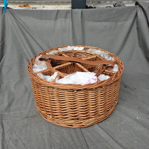 ROUND WICKER BASKET WITH HANDLE IN TAN
