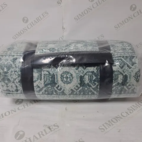 BOXED OUTLET ALISON CORK INDOOR/OUTDOOR OVAL CHINOISERIE RUG BLUE/WHITE // SIZE: APPROX 100 X 160cm