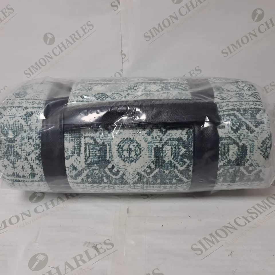 BOXED OUTLET ALISON CORK INDOOR/OUTDOOR OVAL CHINOISERIE RUG BLUE/WHITE // SIZE: APPROX 100 X 160cm