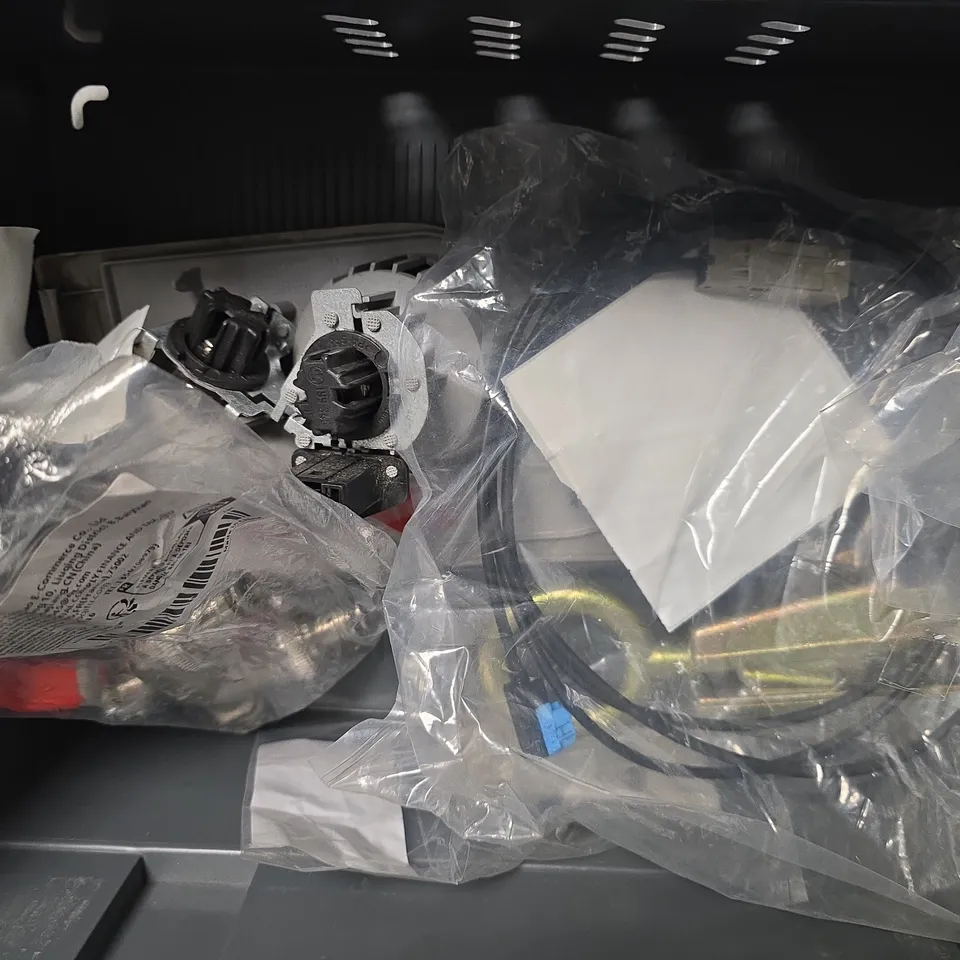 APPROXIMATELY 7 ASSORTED ITEMS TO INCLUDE - BOSCH REAR H281 , CAR PHONE MOUNT ETC