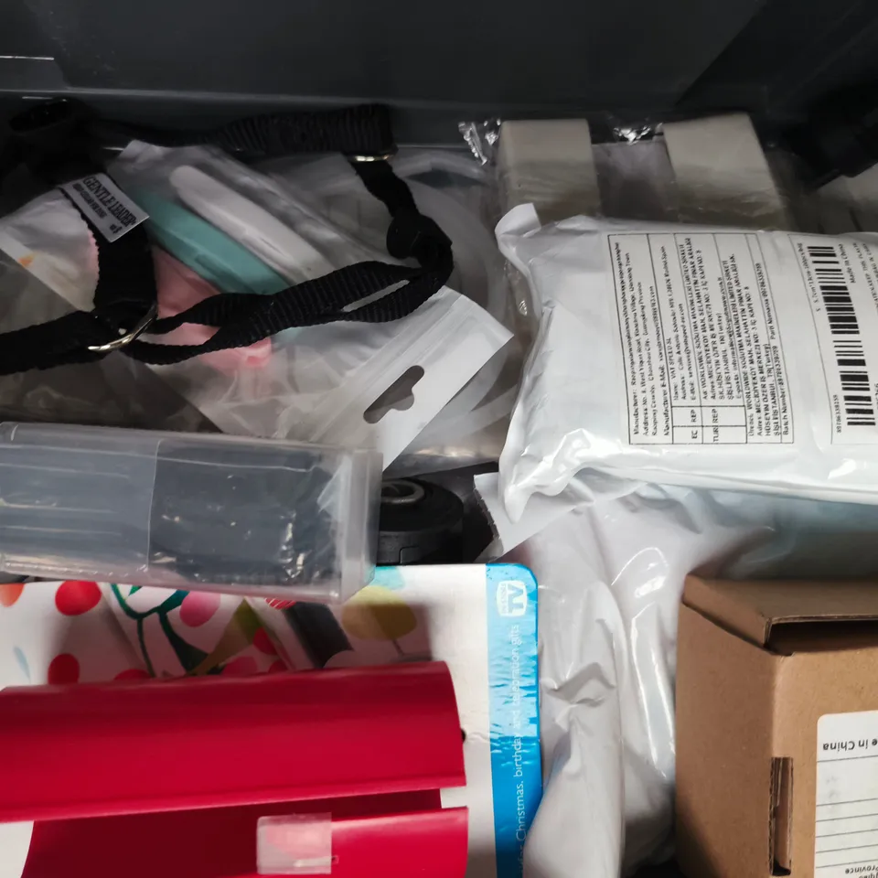 APPROXIMATELY 10 ASSORTED HOUSEHOLD ITEMS TO INCLUDE DOGGI DENTAL BAMBOO TOY, REPLACEMENT STYLUS, ETC