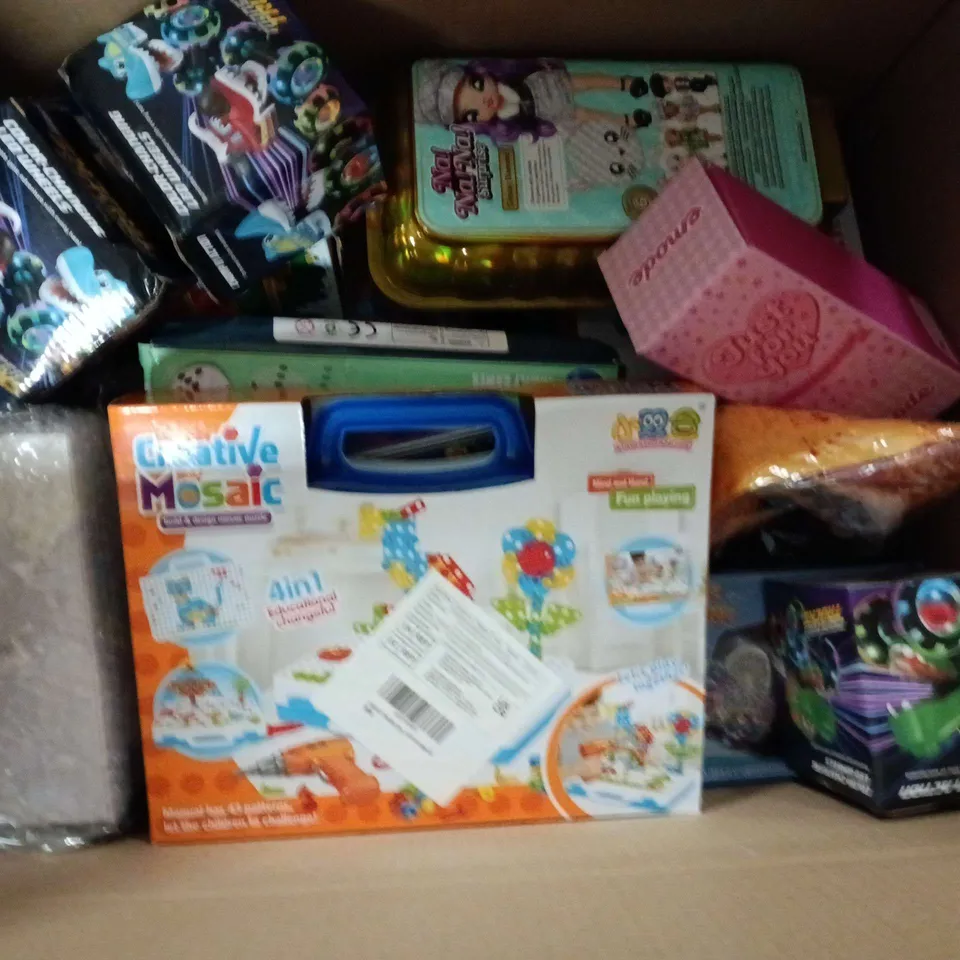 APPROXIMATELY 15 ASSORTED TOYS, GAMES, GIFTS AND NOVELTIES TO INCLUDE CREATIVE MOSAIC PUZZLE, NANANA SUPRISE CHRISSY DIAMOND TOY, MOPNSTER TRUCKS TOY, ETC - COLLECTION ONLY
