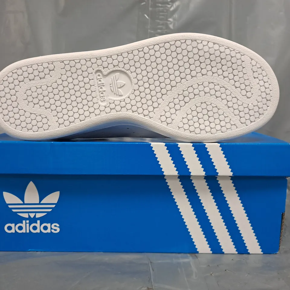BOXED PAIR OF ADIDAS STAN SMITH J SHOES IN WHITE SIZE UK 5.5