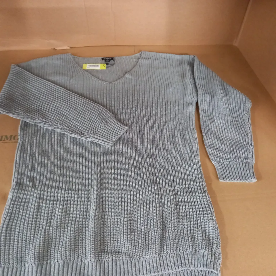 BOOHOO OVERSIZED V-NECK JUMPER IN SILVER - L