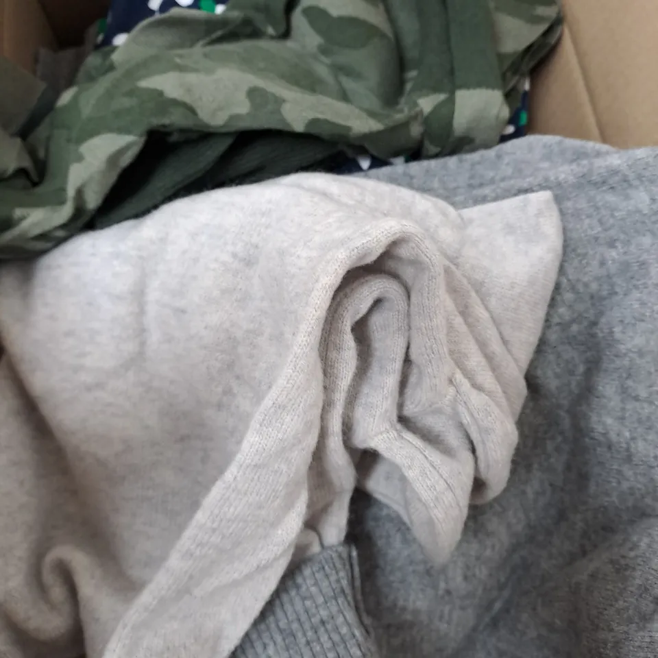 BOX OF ASSORTED CLOTHING ITEMS TO INCLUDE - JUMPERS - LEGGINGS - TOPS 