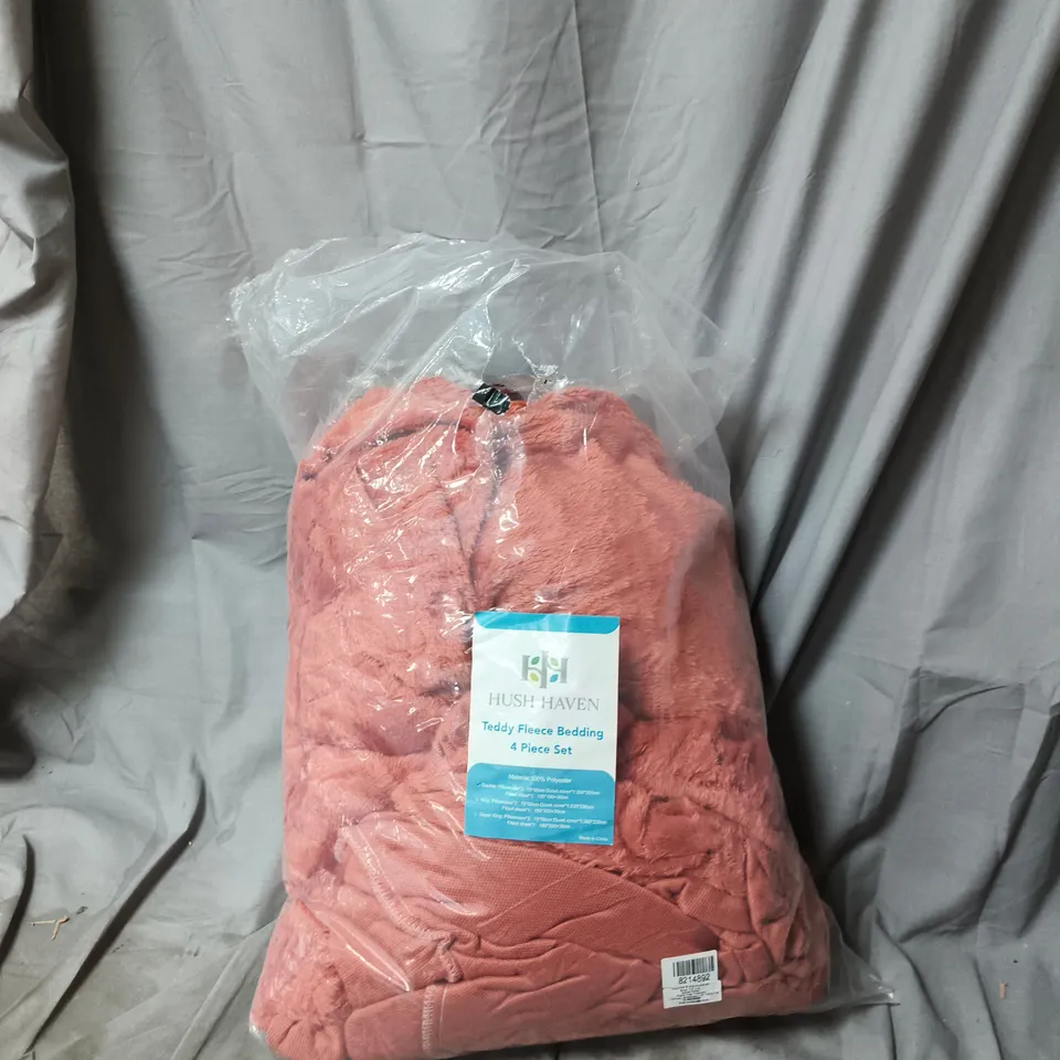 BOX OF APPROXIMATELY 10 ASSORTED ITEMS TO INCLUDE:REINDEER LIGHT AND TEDDY FLEECE BEDDING