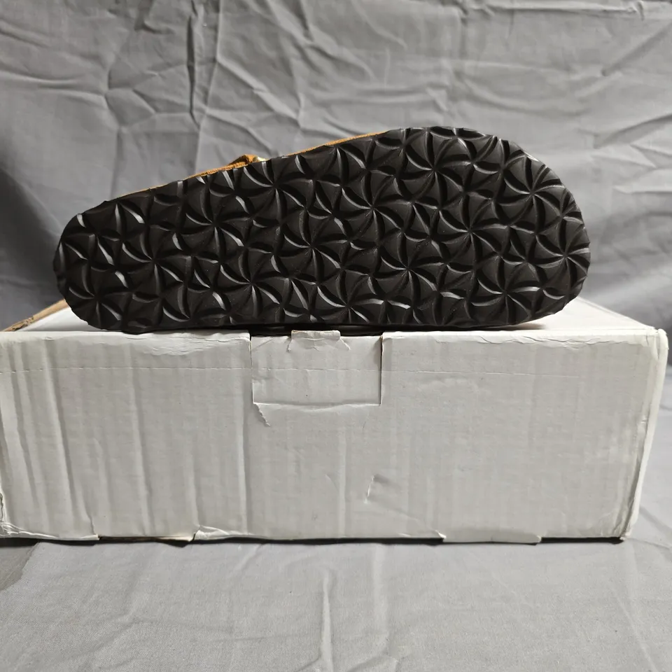 BOXED PAIR OF UNBRANDED MULES IN TAN SIZE UNSPECIFIED
