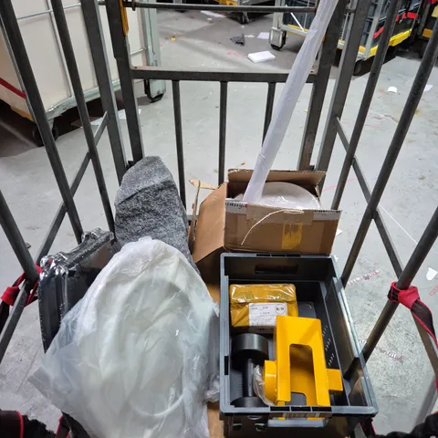 CAGE OF APPROXIMATELY 7 ASSORTED HOUSEHOLD ITEMS TO INCLUDE - TOILET SEATS - DUMBBELL - FOAM STONE EFFECT DECOR - COLLECTION ONLY