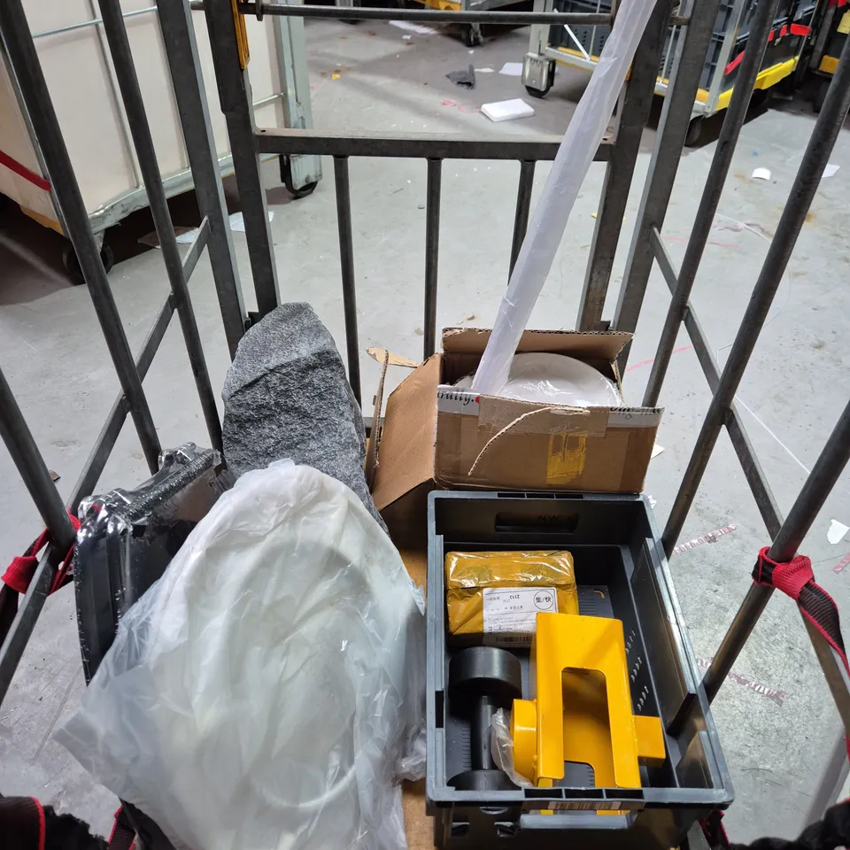 CAGE OF APPROXIMATELY 7 ASSORTED HOUSEHOLD ITEMS TO INCLUDE - TOILET SEATS - DUMBBELL - FOAM STONE EFFECT DECOR - COLLECTION ONLY