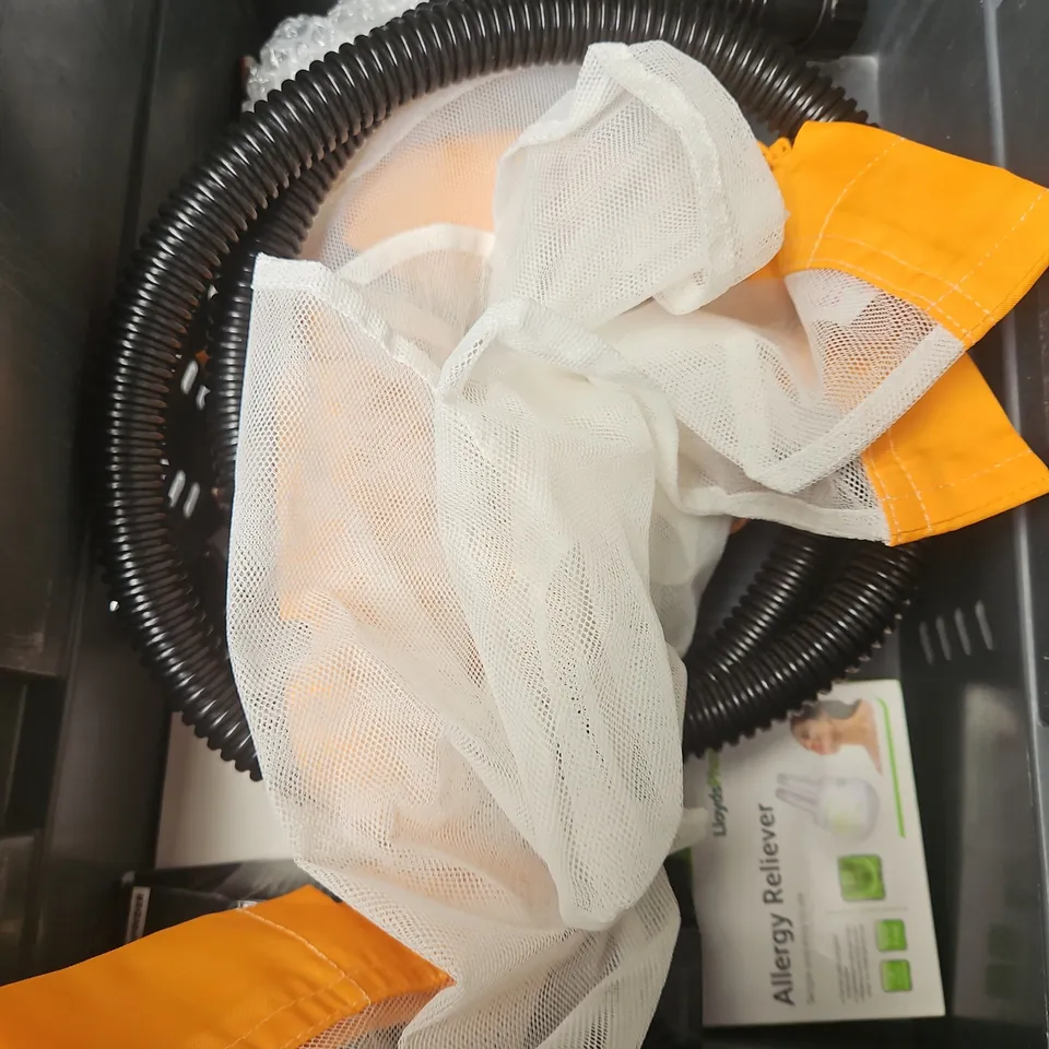 APPROXIMATELY 10 ASSORTED HOUSEHOLD ITEMS TO INCLUDE - PYREX DISH, FRANK GREEN CUP, ALCOHOL WIPES, ETC