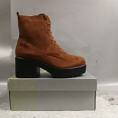 BOXED PAIR OF KOI GIN SALT BROWN SUEDE PLATFORM MILITARY BOOTS SIZE UK 7