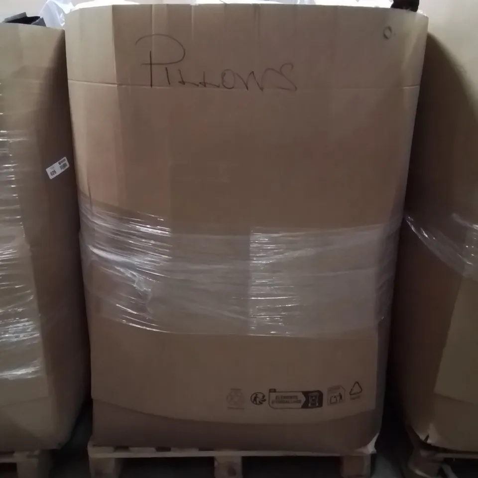 PALLET CONTAINING A LARGE QUANTITY OF PILLOWS 