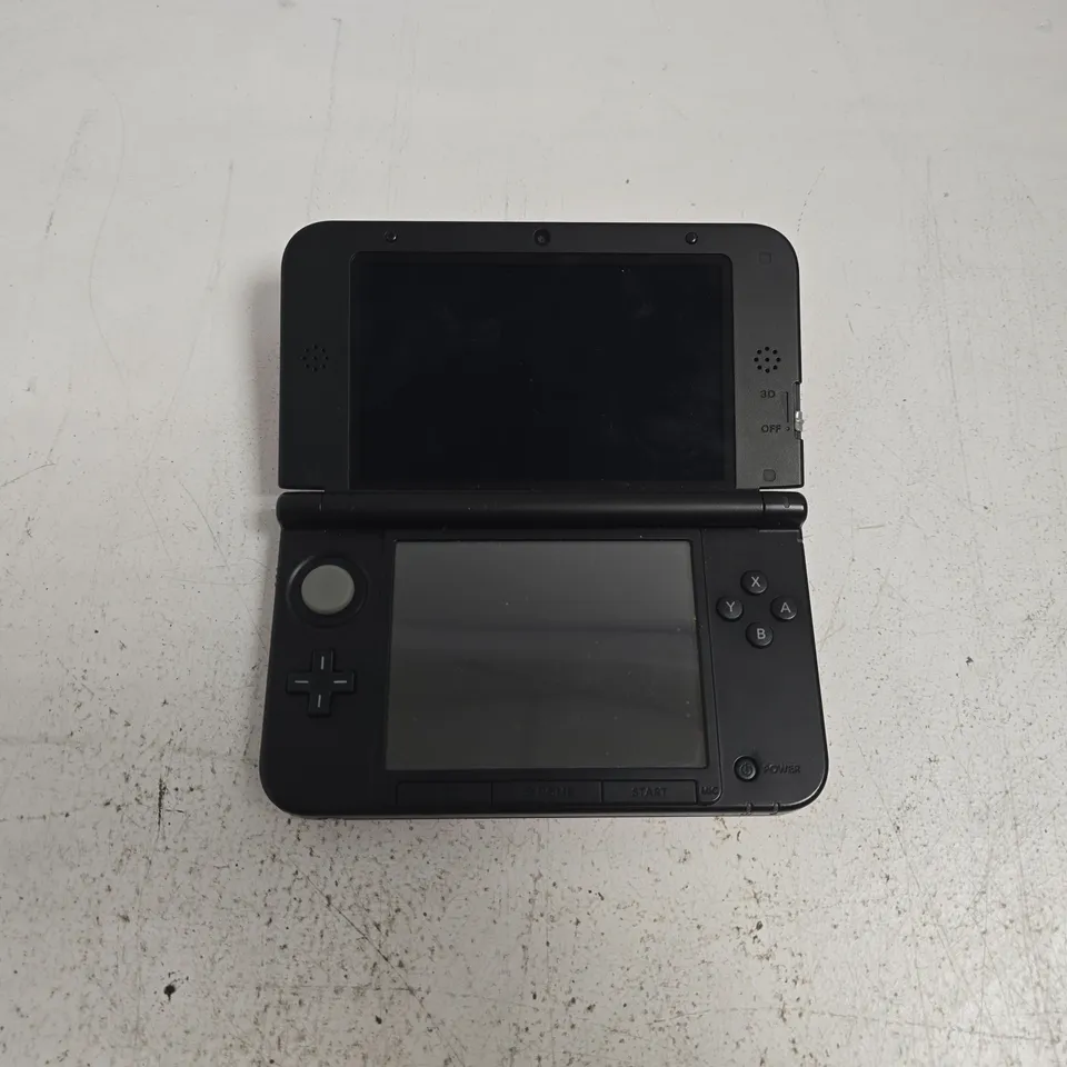 NINTENDO 3DS XL HANDHELD GAMES CONSOLE IN RED