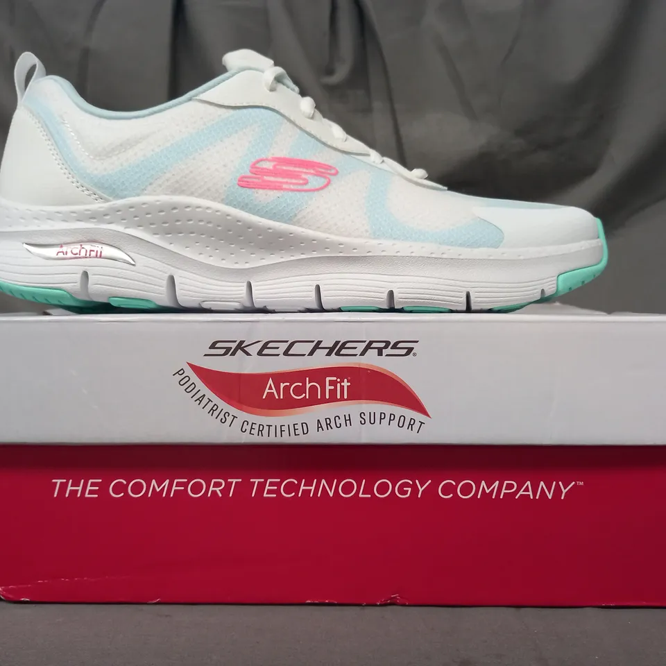 BOXED PAIR OF SKECHERS ARCH FIT TRAINERS IN WHITE/BLUE SIZE 8