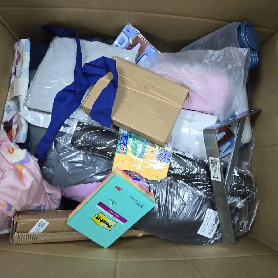 APPROXIMATELY 15 ASSORTED HOUSEHOLD PRODUCTS TO INCLUDE HUEL BOTTLE, ZINC PLATED SHELF BRACKET, GREYFRIARS BOBBY TEA TOWEL, ETC - COLLECTION ONLY