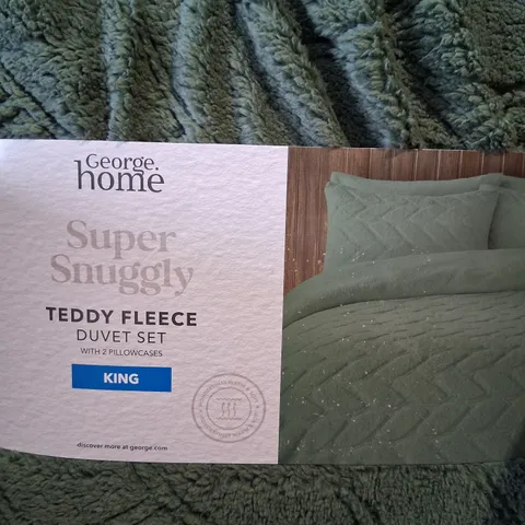 APPROXIMATELY EIGHT BRAND NEW SUPER SNUGGLY TEDDY FLEECE DUVET SET WITH 2 PILLOWCASES KING SIZE
