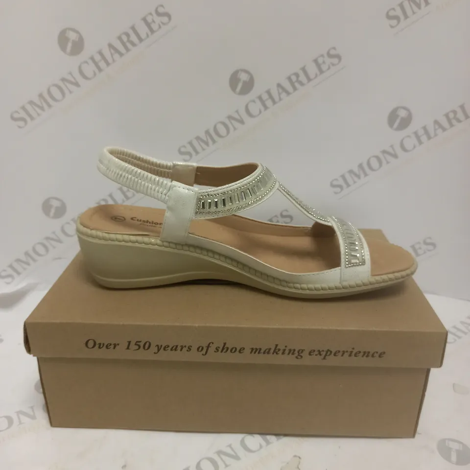 BOXED PAIR OF CUSHION WALK DIAMANTE T BAR SANDALS IN WHITE - SIZE 7