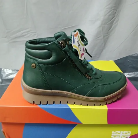 BOXED PAIR OF ADESSSO VALA BOOTS - UK SIZE 4