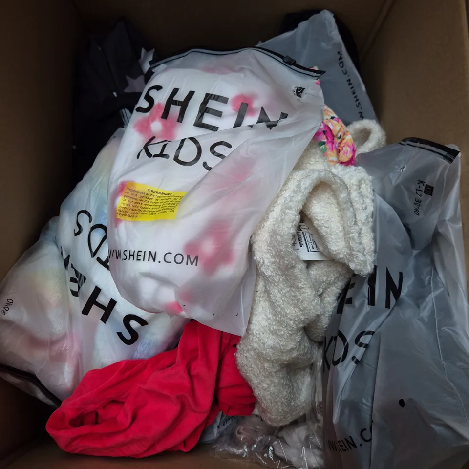 BOX OF APPROXIMATELY 30 ASSORTED KIDS CLOTHING ITEMS TO INCUDE - COATS, BABY CLOHES, PYJAMAS, ETC