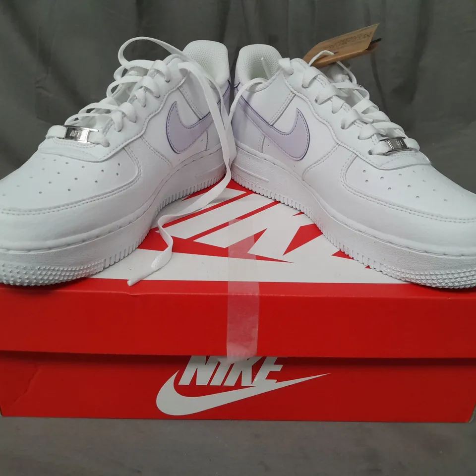 BOXED PAIR OF NIKE AIR FORCE 1 '07 SHOES IN WHITE/PINK UK SIZE 5.5