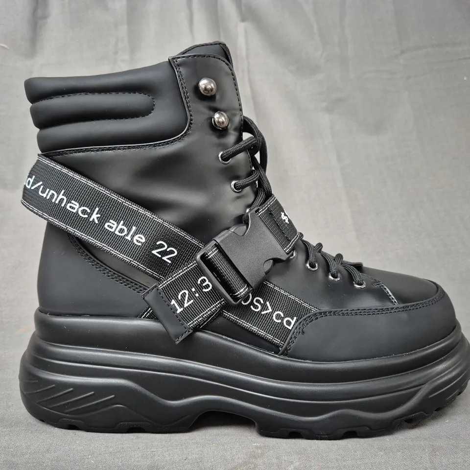 BOXED PAIR OF KOI CYPHER MEN'S BLACK TRAIL BOOTS UK SIZE 8