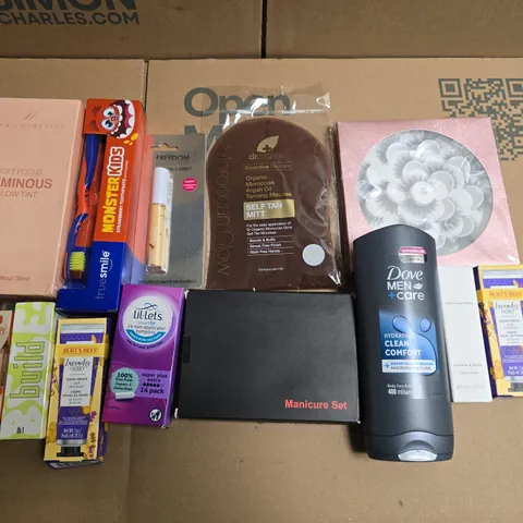 LOT OF APPROXIMATELY 26 ASSORTED HEALTH AND BEAUTY ITEMS TO INCLUDE PLOUISE COSMETIC PAINTS, MANICURE SET AND BURTS BEES HAND CREAM