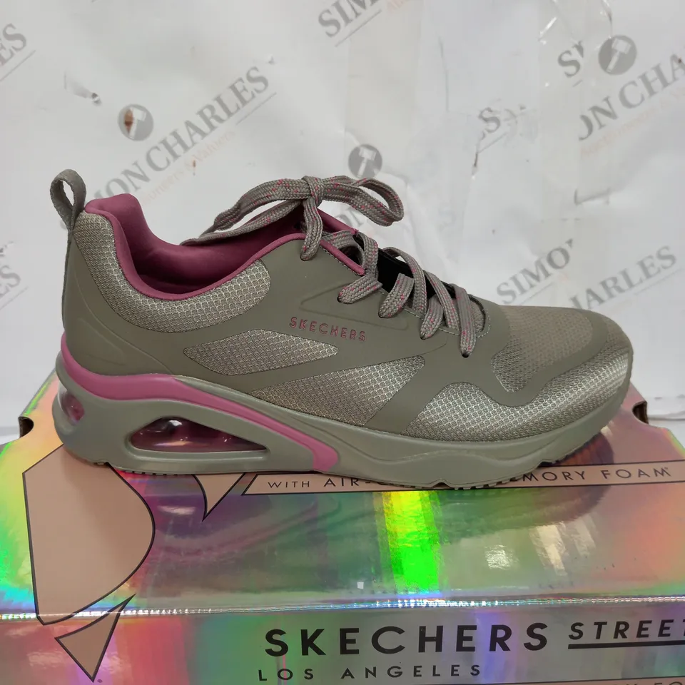 BOXED SKETCHERS STREET LOS ANGELES MEMORY FOAM SHOE IN KHAKI GREEN - SIZE 6
