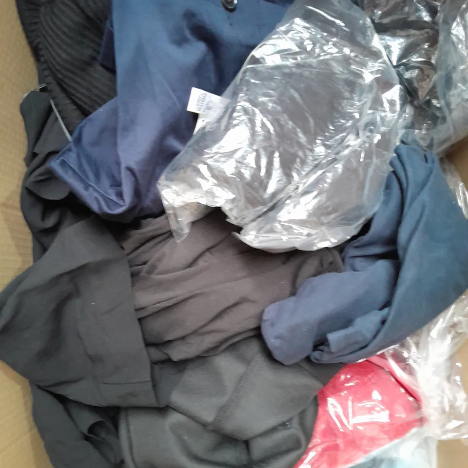 APPROXIMATELY 20 ASSORTED CLOTHING ITEMS IN VARIOUS SIZES AND STYLES TO INCLUDE - JEANS, DRESS, BEANIE, ETC
