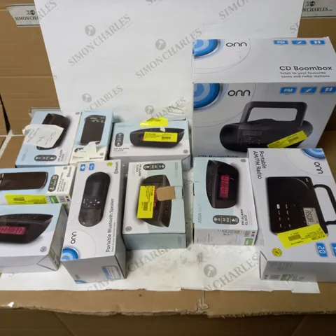 LOT OF APPROX. 10 ASSORTED AUDIO PLAYERS TO INCLUDE CD BOOMBOX, ALARM RADIOS,, BLUETOOTH SPEAKERS ETC