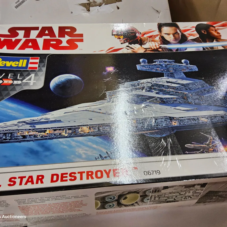 PALLET OF ASSORTED ITEMS TO INCLUDE,  KITCHEN MIXER TAP, WALL CLOCK, REVELL STAR WARS MODEL, STANDARD LAMP SHADES, BALLOON ARCH KITS.