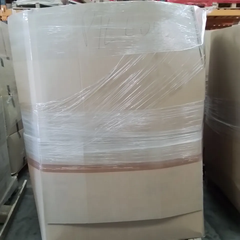 PALLET CONTAINING A LARGE QUANTITY OF PILLOWS 