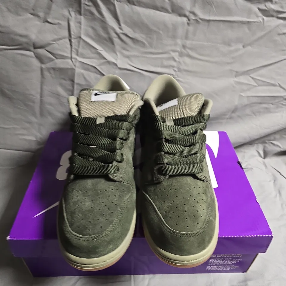 BOXED PAIR OF NIKE SB DUNK LOW PRO TRAINERS - UK SIZE12