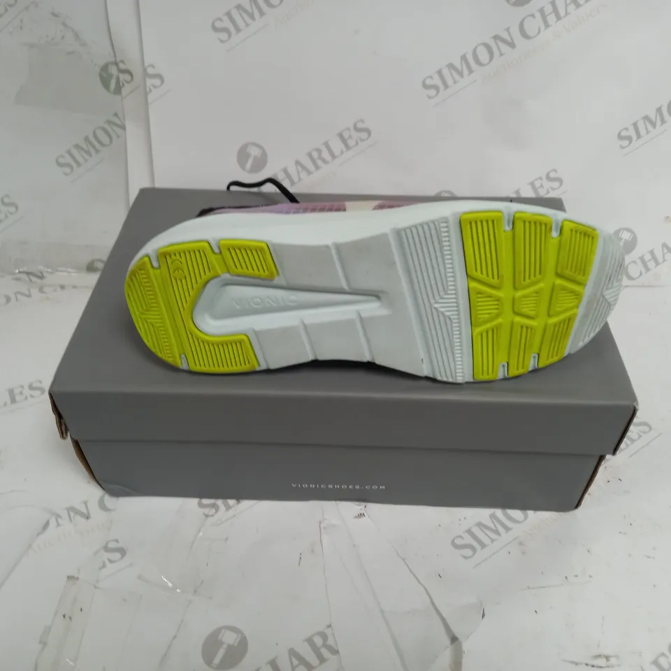 VIONIC CELESTE TRAINER IN BLACK SIZE 5.5
