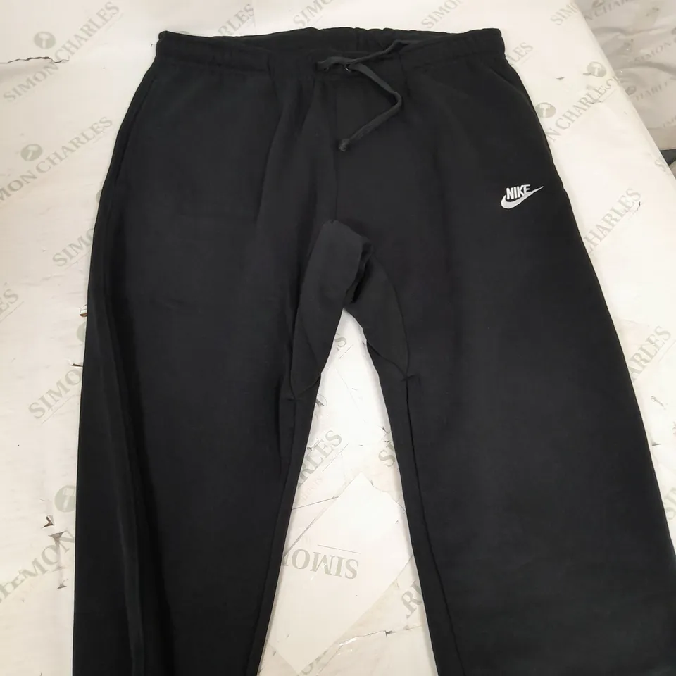 NIKE STANDARD FIT STRAIGHT LEG JOGGING BOTTOM PANTS IN BLACK - LARGE