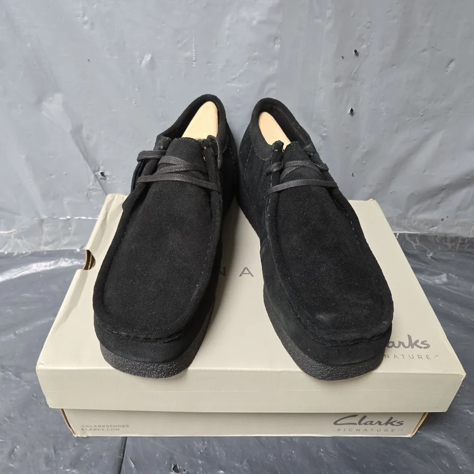 BOXED PAIR OF CLARKS SIGNATURE WALLABEE EVO SHOES IN BLACK SUEDE - UK 10